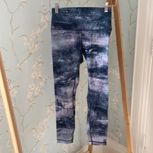 Lululemon wunder under 7/8 crop in size 6